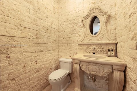 House in Coral Gables, Florida 5 bedrooms, 360.65 sq.m. № 1861396 - photo 25