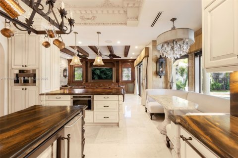 House in Coral Gables, Florida 5 bedrooms, 360.65 sq.m. № 1861396 - photo 11