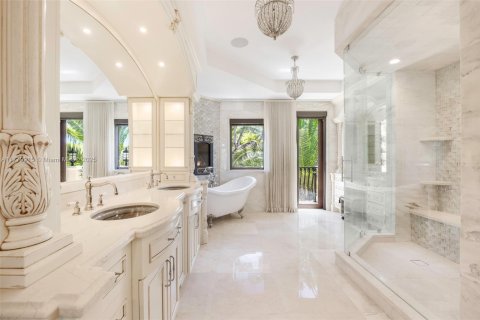 House in Coral Gables, Florida 5 bedrooms, 360.65 sq.m. № 1861396 - photo 30