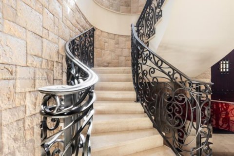 House in Coral Gables, Florida 5 bedrooms, 360.65 sq.m. № 1861396 - photo 16