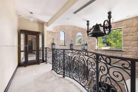 House in Coral Gables, Florida 5 bedrooms, 360.65 sq.m. № 1861396 - photo 17