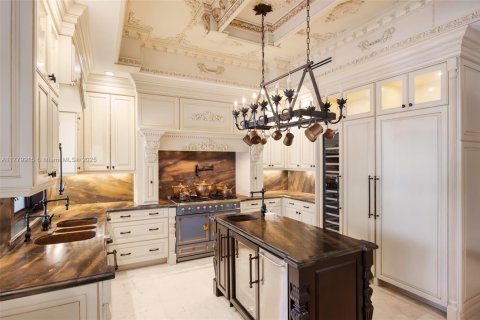 House in Coral Gables, Florida 5 bedrooms, 360.65 sq.m. № 1861396 - photo 8