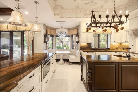 House in Coral Gables, Florida 5 bedrooms, 360.65 sq.m. № 1861396 - photo 10