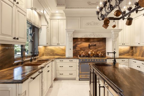 House in Coral Gables, Florida 5 bedrooms, 360.65 sq.m. № 1861396 - photo 9