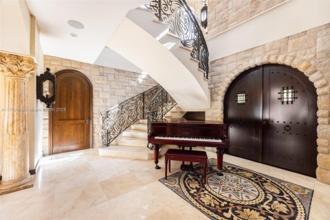 House in Coral Gables, Florida 5 bedrooms, 360.65 sq.m. № 1861396 - photo 15
