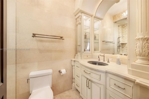 House in Coral Gables, Florida 5 bedrooms, 360.65 sq.m. № 1861396 - photo 28