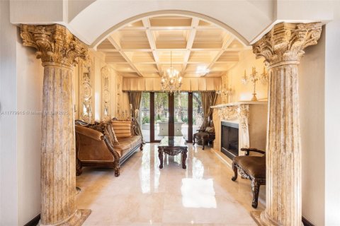 House in Coral Gables, Florida 5 bedrooms, 360.65 sq.m. № 1861396 - photo 5