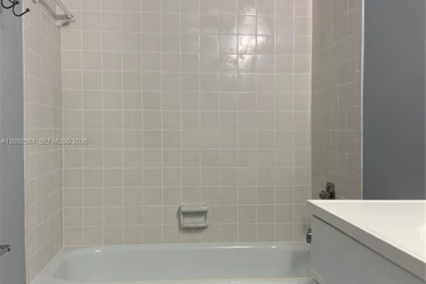 Copropriété à louer à Lauderhill, Floride: 1 chambre, 77.39 m2 № 2384943 - photo 12