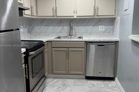 Copropriété à louer à Lauderhill, Floride: 1 chambre, 77.39 m2 № 2384943 - photo 2