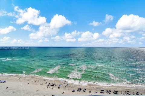 Condo in Sunny Isles Beach, Florida, 3 bedrooms  № 1955193 - photo 2
