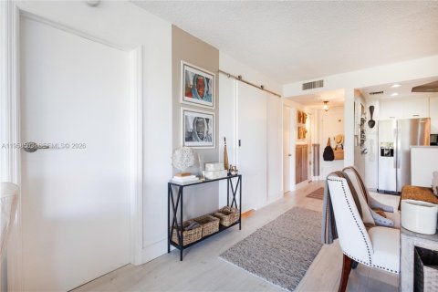 Condo in Key Biscayne, Florida, 1 bedroom  № 2025858 - photo 2