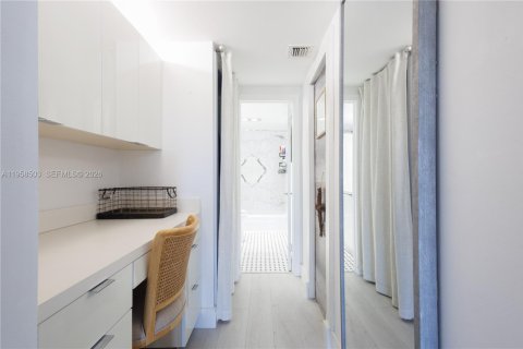 Condo in Key Biscayne, Florida, 1 bedroom  № 2025858 - photo 8