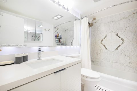 Condo in Key Biscayne, Florida, 1 bedroom  № 2025858 - photo 9