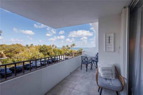 Condo in Key Biscayne, Florida, 1 bedroom  № 2025858 - photo 14