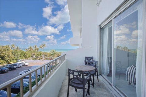 Condo in Key Biscayne, Florida, 1 bedroom  № 2025858 - photo 13