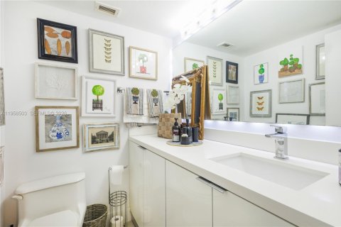 Condo in Key Biscayne, Florida, 1 bedroom  № 2025858 - photo 12