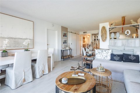 Condo in Key Biscayne, Florida, 1 bedroom  № 2025858 - photo 3