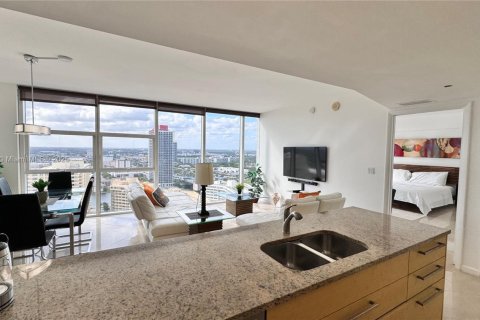 Снять в аренду кондоминиум в Халландейл-Бич, Флорида 1 спальня, 80.92м2, № 1958355 - фото 2