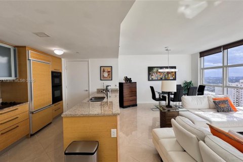 Снять в аренду кондоминиум в Халландейл-Бич, Флорида 1 спальня, 80.92м2, № 1958355 - фото 1