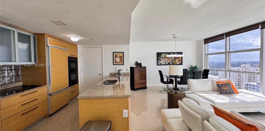 Кондоминиум с 1 спальней в Халландейл-Бич, Флорида № 1958355