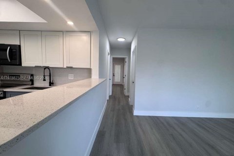 Copropriété à vendre à Hallandale Beach, Floride: 2 chambres, 80.82 m2 № 2043979 - photo 7