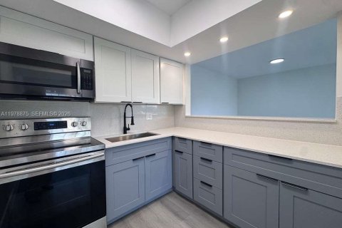 Copropriété à vendre à Hallandale Beach, Floride: 2 chambres, 80.82 m2 № 2043979 - photo 2