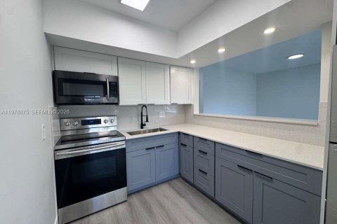 Copropriété à vendre à Hallandale Beach, Floride: 2 chambres, 80.82 m2 № 2043979 - photo 4