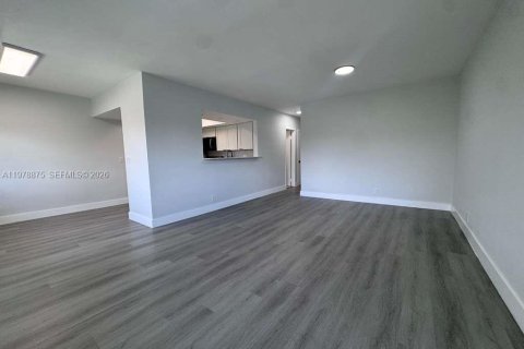 Copropriété à vendre à Hallandale Beach, Floride: 2 chambres, 80.82 m2 № 2043979 - photo 8