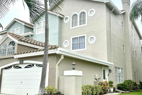 Townhouse in Palm Harbor, Florida 4 bedrooms, 293.57 sq.m. № 1915832 - photo 1