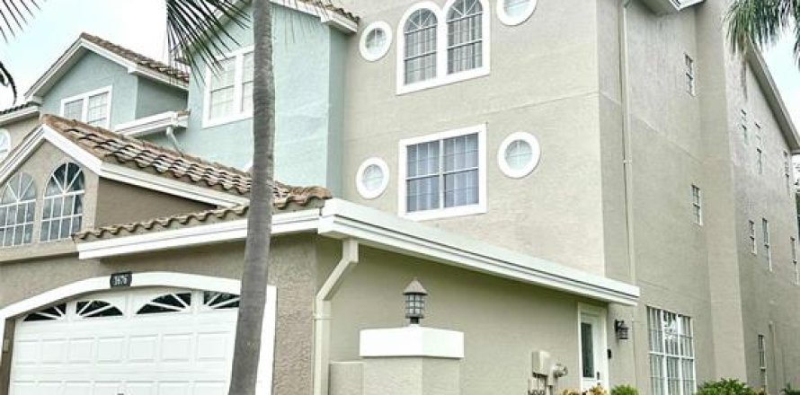 Adosado en Palm Harbor, Florida 4 dormitorios, 293.57 m2 № 1915832