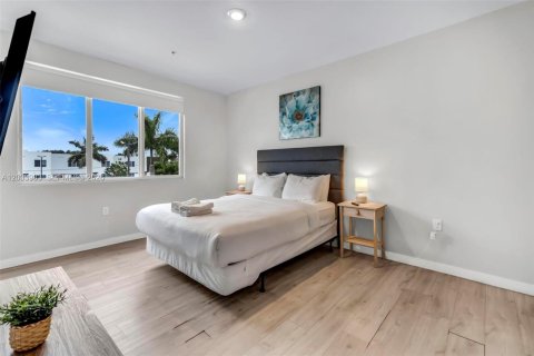 Adosado en alquiler en Miami, Florida, 3 dormitorios № 2078129 - foto 17