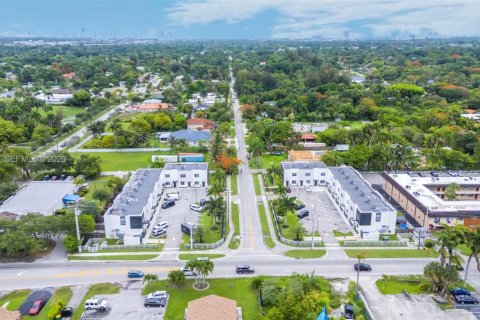 Adosado en alquiler en Miami, Florida, 3 dormitorios № 2078129 - foto 26