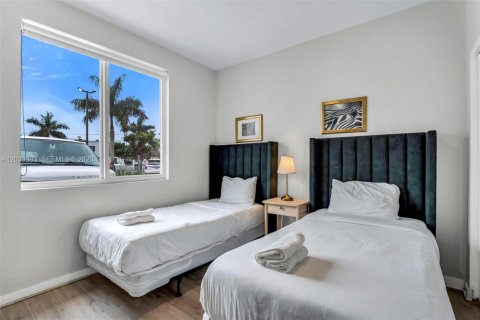 Adosado en alquiler en Miami, Florida, 3 dormitorios № 2078129 - foto 13
