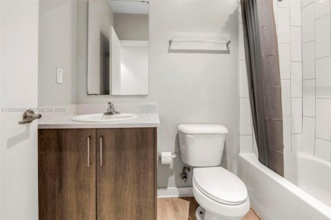 Adosado en alquiler en Miami, Florida, 3 dormitorios № 2078129 - foto 16
