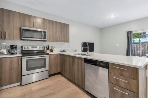 Adosado en alquiler en Miami, Florida, 3 dormitorios № 2078129 - foto 6