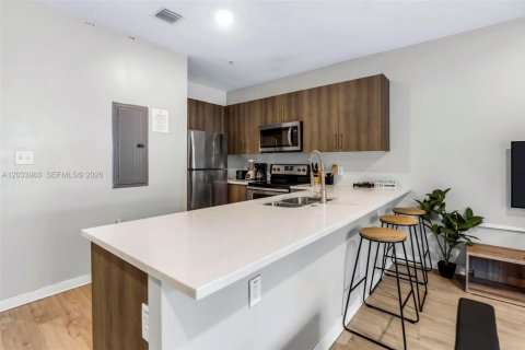 Adosado en alquiler en Miami, Florida, 3 dormitorios № 2078129 - foto 8