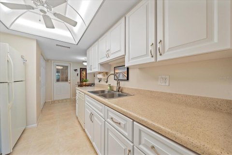 Condo in Sarasota, Florida, 2 bedrooms  № 2305890 - photo 17