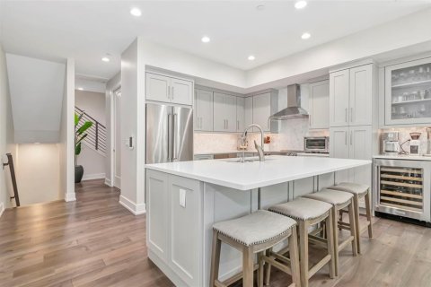 Adosado en venta en Saint Petersburg, Florida, 3 dormitorios, 250.84 m2 № 2215121 - foto 2