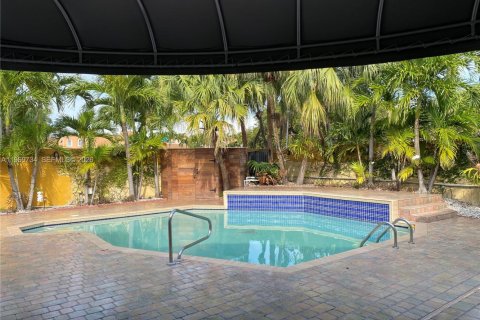 Casa en venta en Miami, Florida, 3 dormitorios, 139.17 m2 № 2030842 - foto 28