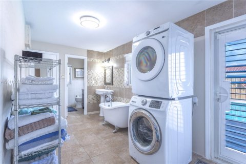 House in Pompano Beach, Florida 5 bedrooms, 219.44 sq.m. № 2075265 - photo 10