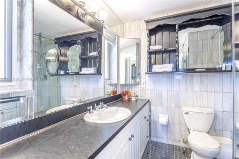 House in Pompano Beach, Florida 5 bedrooms, 219.44 sq.m. № 2075265 - photo 23