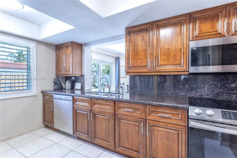 House in Pompano Beach, Florida 5 bedrooms, 219.44 sq.m. № 2075265 - photo 8