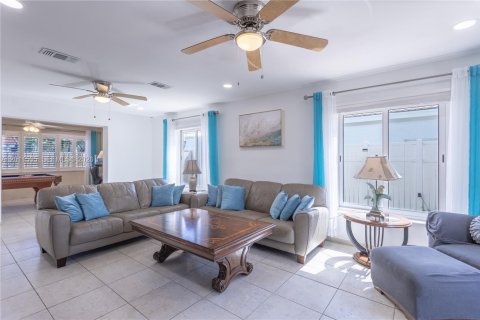 House in Pompano Beach, Florida 5 bedrooms, 219.44 sq.m. № 2075265 - photo 4