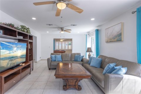 House in Pompano Beach, Florida 5 bedrooms, 219.44 sq.m. № 2075265 - photo 3