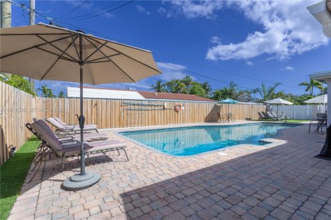 House in Pompano Beach, Florida 5 bedrooms, 219.44 sq.m. № 2075265 - photo 26