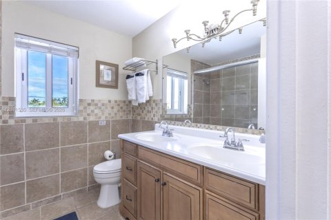 House in Pompano Beach, Florida 5 bedrooms, 219.44 sq.m. № 2075265 - photo 20