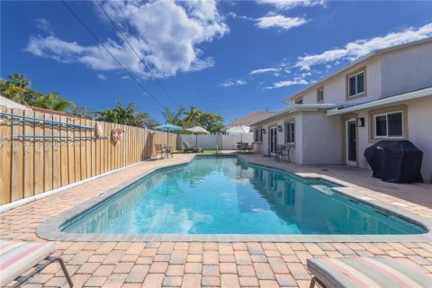 House in Pompano Beach, Florida 5 bedrooms, 219.44 sq.m. № 2075265