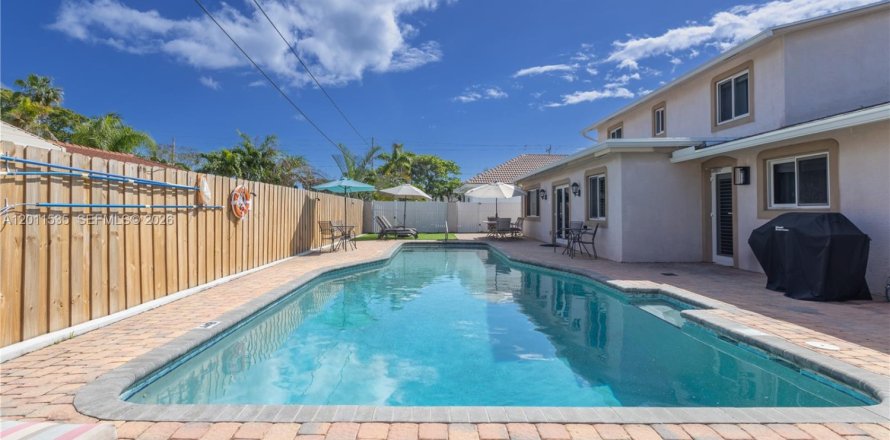 House in Pompano Beach, Florida 5 bedrooms, 219.44 sq.m. № 2075265