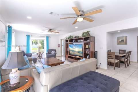 House in Pompano Beach, Florida 5 bedrooms, 219.44 sq.m. № 2075265 - photo 5