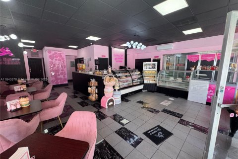 Propiedad comercial en Hialeah, Florida № 2037642